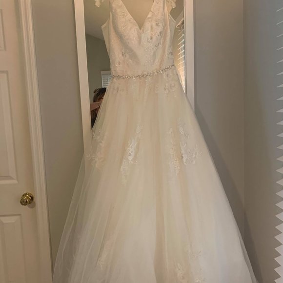 WEDDING DRESS, VIEL AND JEWELED BAND INCLUDED. - Picture 8 of 16